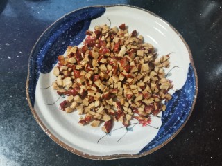 4、红枣红糖馒头,红枣洗净剁碎