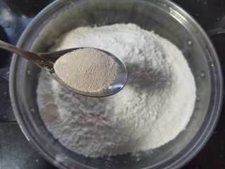 6、红枣红糖馒头,面粉中加入5克酵母粉