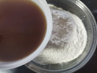 7、红枣红糖馒头,红糖用温水融化,依次倒入面粉中