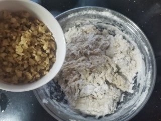 9、红枣红糖馒头,倒入核桃粒