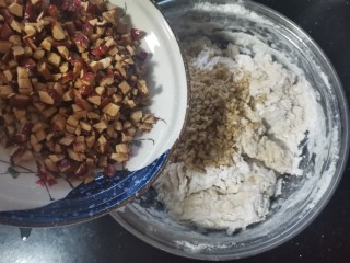 10、红枣红糖馒头,倒入红枣粒