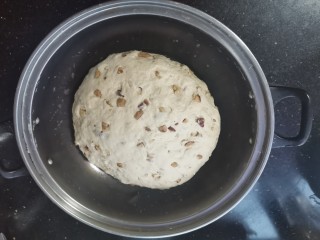 11、红枣红糖馒头,用手揉成光滑的面团