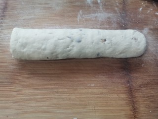 14、红枣红糖馒头,案板上散上点面粉,把面团倒出揉至里面排气,面团揉成长条