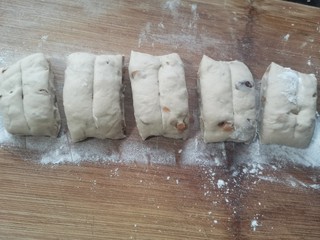 15、红枣红糖馒头,切出差不多大小的面挤