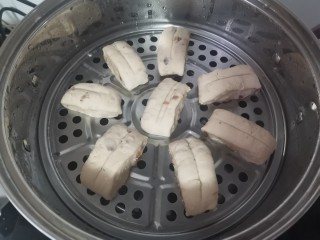 16、红枣红糖馒头,放入锅中盖上盖子二次醒发15分钟