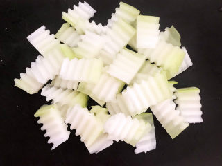 2、排骨冬瓜汤,冬瓜去皮去瓤,切成厚片