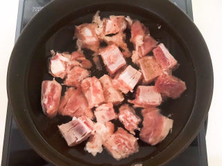 3、排骨冬瓜汤,排骨冷水下锅,水开后焯水5分钟