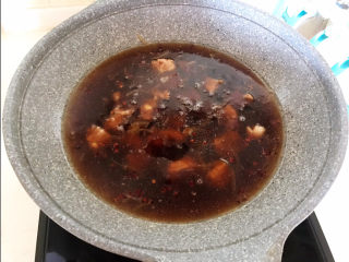 13、排骨冬瓜汤,加入开水,大火烧开后小火慢烧20分钟