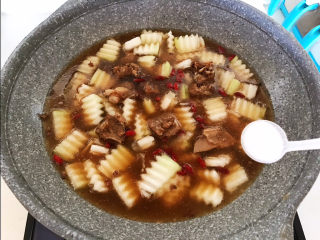 17、排骨冬瓜汤,加入精盐