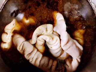 1、尖椒肥肠,猪大肠清洗干净后放入卤水中