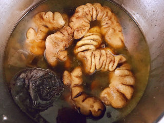 2、尖椒肥肠,大火烧开后转小火慢慢煮熟