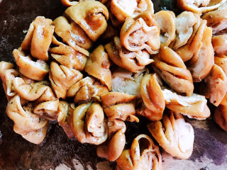 4、尖椒肥肠,切成块