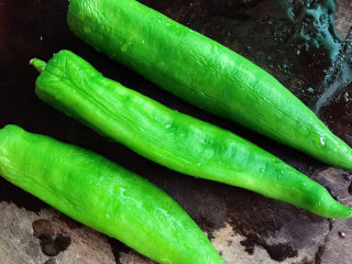 5、尖椒肥肠,辣椒洗干净