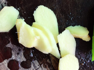 7、尖椒肥肠,生姜切片