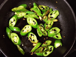 11、尖椒肥肠,炒至9成熟