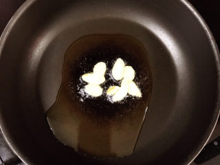 9、尖椒肥肠,下姜片爆香