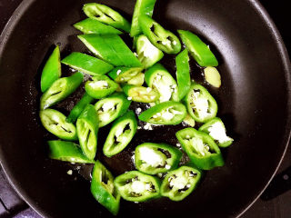 10、尖椒肥肠,放入辣椒