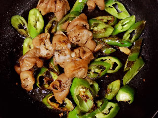 12、尖椒肥肠,放入猪大肠