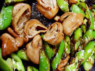 13、尖椒肥肠,加入卤水炒入味
