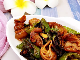 14、尖椒肥肠,装盘