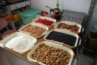 1、阿胶糕（纯手工制作）,备好原材料：1.阿胶和多晶冰糖需要提前打粉2.和田大枣需要用剪刀剪成几半，否则太大3.和田大枣和云南核桃仁需要提前焙干（不需要太干，焙干是为了提香）