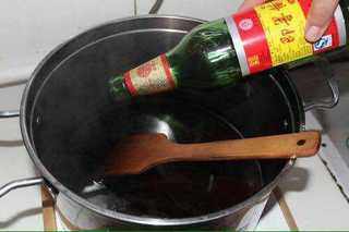 2、阿胶糕（纯手工制作）,将事前打粉完成后的阿胶倒入锅中，倒入即墨老黄酒。然后搅拌均匀，泡制24小时。（用黄酒泡制这么长时间是为了让阿胶的功效能够充分的发挥出来，很多不良商家是直接熬制的，其实那样大大降低了阿胶的功效。）