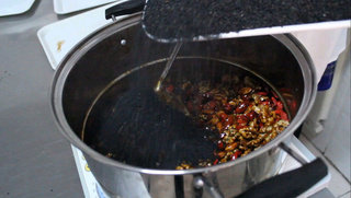 7、阿胶糕（纯手工制作）,好了，现在就可以放事前称量好的黑芝麻了，不过也要注意，黑芝麻比较多，分成两次放入减少搅拌难度。