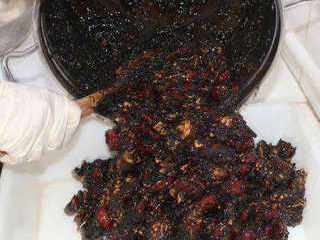 8、阿胶糕（纯手工制作）,充分搅拌均匀后就可以放入事前准备好的盘子里了（方盘上面铺上准备好的厚塑料膜，一定要厚！而且要在塑料膜上提前抹上一层植物油，方便晾干后取下阿胶糕）