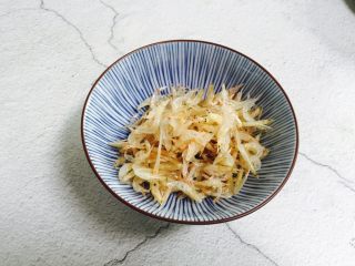 2、蚝油虾皮炒冬瓜,淡干虾皮一把