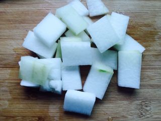 3、蚝油虾皮炒冬瓜,冬瓜去皮洗净切块(厚薄适中)