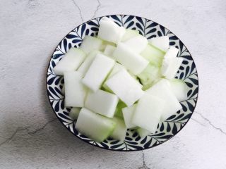 4、蚝油虾皮炒冬瓜,装盘备用