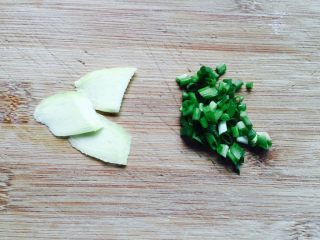 5、蚝油虾皮炒冬瓜,生姜洗净去皮切片,小葱洗净切圈