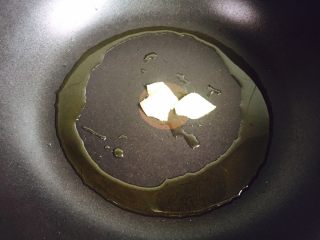 6、蚝油虾皮炒冬瓜,起油锅放入姜片爆香