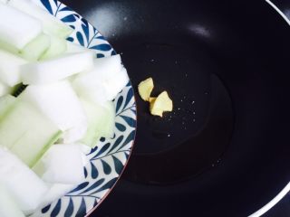 7、蚝油虾皮炒冬瓜,倒入冬瓜块