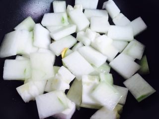 8、蚝油虾皮炒冬瓜,大火翻炒片刻