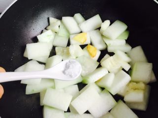 9、蚝油虾皮炒冬瓜,加入少许盐