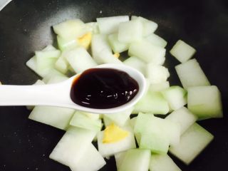 10、蚝油虾皮炒冬瓜,加入两勺蚝油