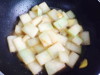 11、蚝油虾皮炒冬瓜,翻炒均匀至冬瓜上色