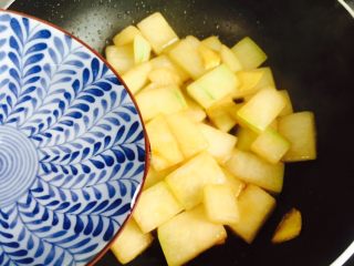 12、蚝油虾皮炒冬瓜,淋入少许热水(喜欢汤汁可以多加一些热水)焖煮五分钟