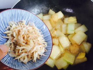 13、蚝油虾皮炒冬瓜,倒入淡干虾皮翻炒片刻