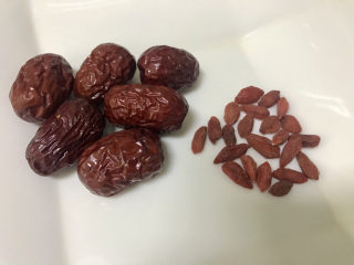 1、荔枝红枣甜汤,准备好红枣枸杞