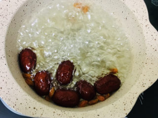 6、荔枝红枣甜汤,大火煮开后转中火