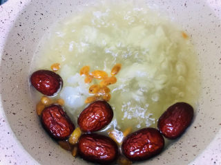 7、荔枝红枣甜汤,加入荔枝肉再次煮开