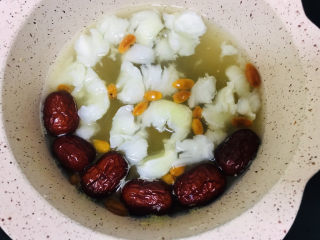 9、荔枝红枣甜汤,再次煮五分钟即可