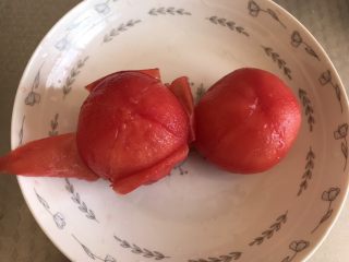 2、Q弹番茄糕,去掉外皮
