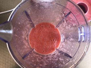 4、Q弹番茄糕,放入榨汁机中榨成汁