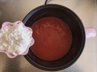 6、Q弹番茄糕,冰糖融化后加入淀粉，不停的搅拌