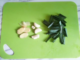 2、嫩炒猪肝,姜蒜切好