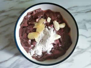 5、嫩炒猪肝,加入1小匙盐、少许糖、1勺料酒、2勺淀粉和姜蒜