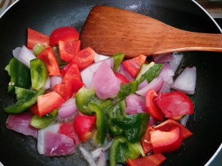 11、嫩炒猪肝,加入青红椒煸炒至断生